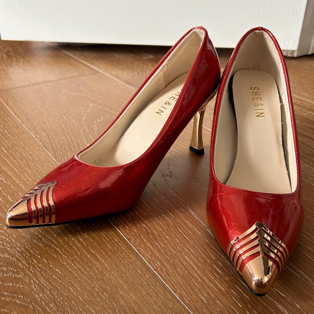 *NEW* Metallic Red Heels with Pointy Gold Metal Toe (W 5.5)